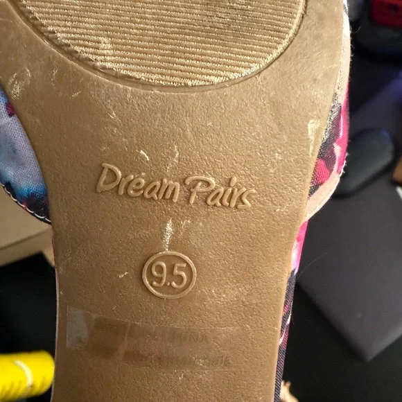 Dream Pairs Multicolor Floral Sandals - Picture 4 of 10